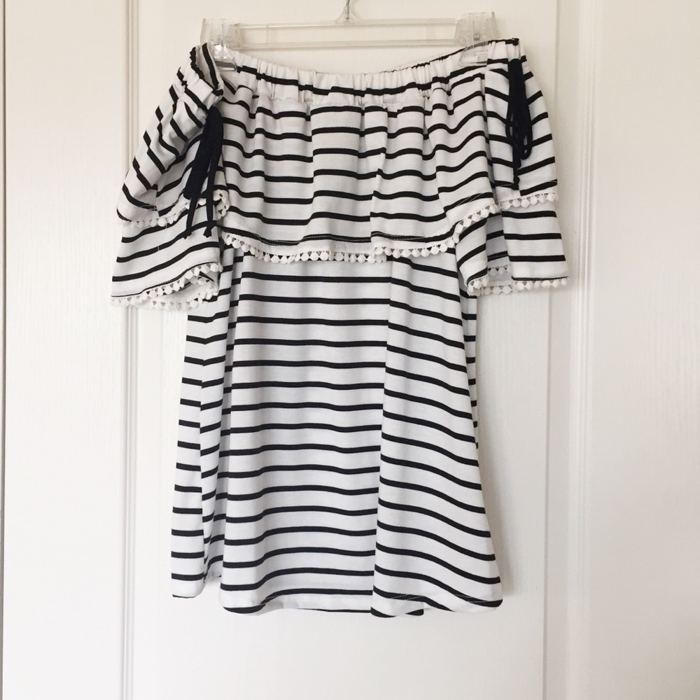 J MODE black & white striped off the shoulder top